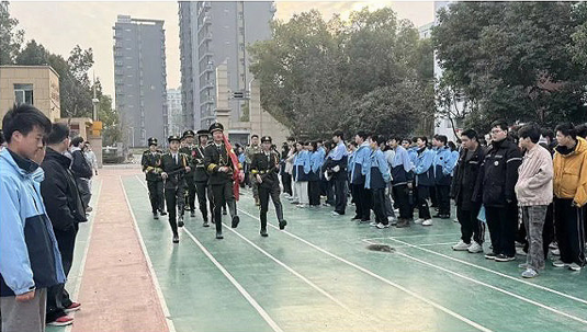 跃马新程 同心逐梦——武汉南华光电职业技术学校举行2026年春季学期开学升旗仪式