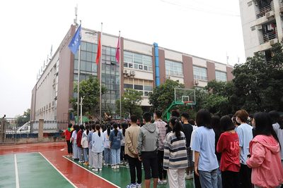 我校隆重举行开学升旗仪式
