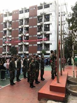我校举行本学期第二次升旗仪式