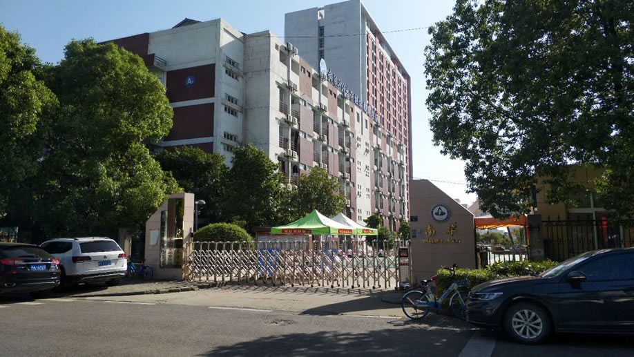 学校校门.jpg