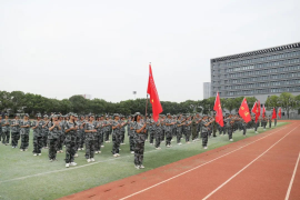 步履铿锵致青春 逐梦南华志昂扬丨2023级新生军训结营仪式暨开学典礼