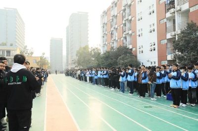 三月主题升旗仪式三月春风处处暖，雷锋精神代代传， 做文明学生，创文明校园