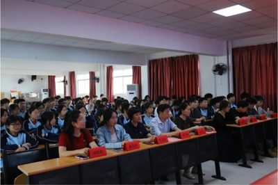 团徽闪耀心向党丨武汉南华光电职业技术学校2024年入团宣誓仪式