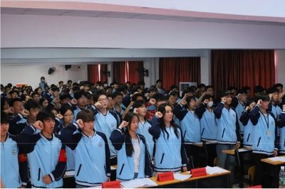 武汉南华光电职业技术学校第八届学生代表大会——胜利召开