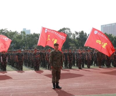 青春无惧骄阳 磨砺铸就成长——我校举行2024级新生军训结营仪式-一身戎装展风采，英姿飒爽致青春