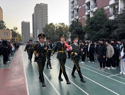 大力弘扬宪法精神、知宪法，懂宪法丨武汉南华光电职业技术学校12月升国旗仪式
